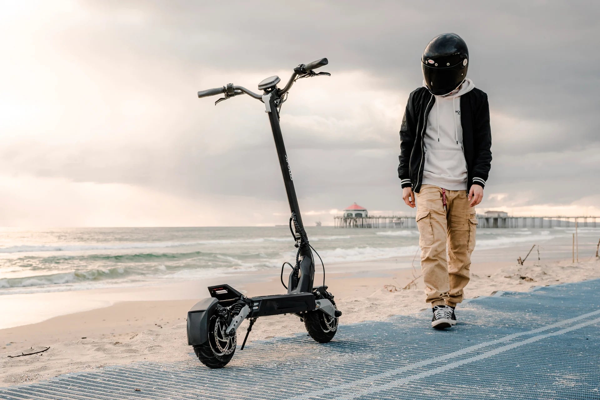 <p>The Phantom's top speed, range, and quadruple spring suspension are designed to conquer rough terrain, enabling you to explore beyond others' limitations with ease and pure exhiliration. </p>