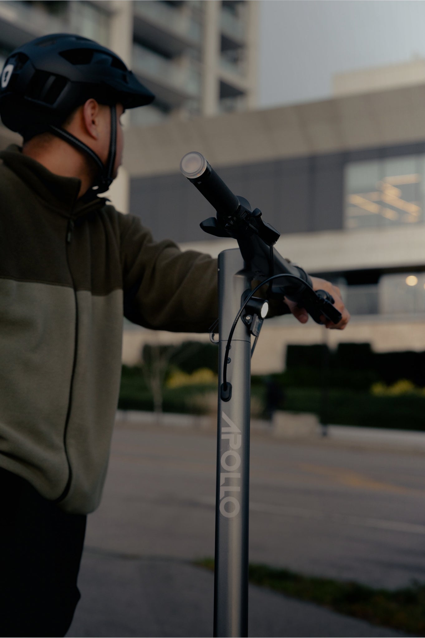 man_riding_Apollo_City_electric_scooter_in_the_city