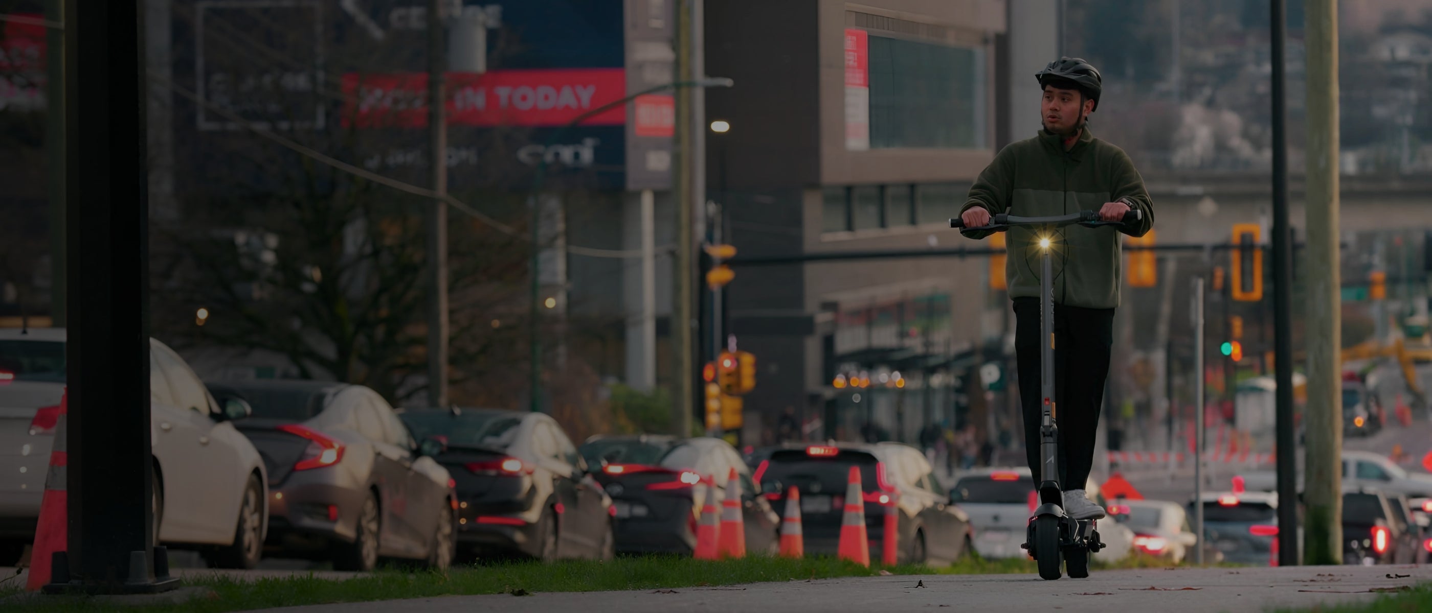 man_riding_Apollo_City_electric_scooter_in_the_city
